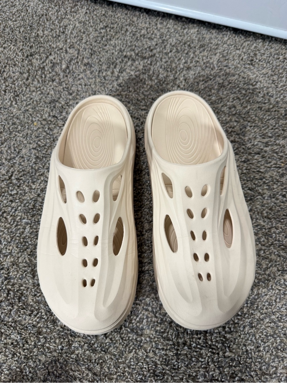 Hoka One One ora recovery Cream Slip-On Vented Foam Clog